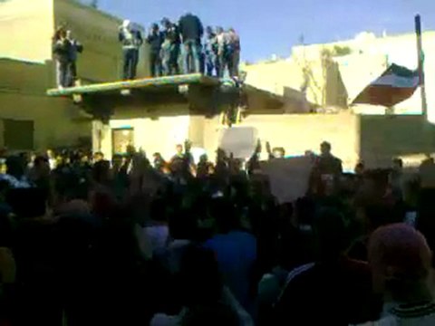 فري برس حماة حي باب القبلي مظاهرة صباحية نصرة لباباعمرو الجريحة في ثاني ايام عيد الاضحى المبارك 7 11 2011