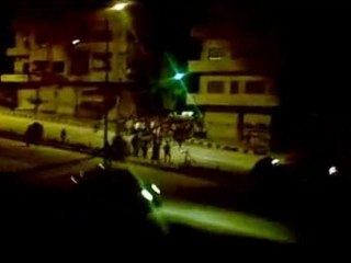فري برس   حماة محاولة الثوار الوصول لساحة العاصي خلال مظاهرة مسائية في شارع العلمين 6 11 2011