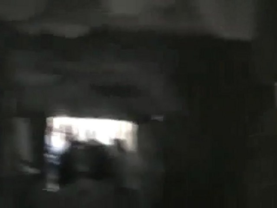 فري برس   حمص حي البياضة اثار القصف العشوائي على المنازل واشلاء الشهداء تحت الانقاض  12 11 2011