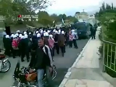 فري برس اللاذقية الحفة بابنا والجنكيل مظاهرة طلابية 13 11 2011 ج1