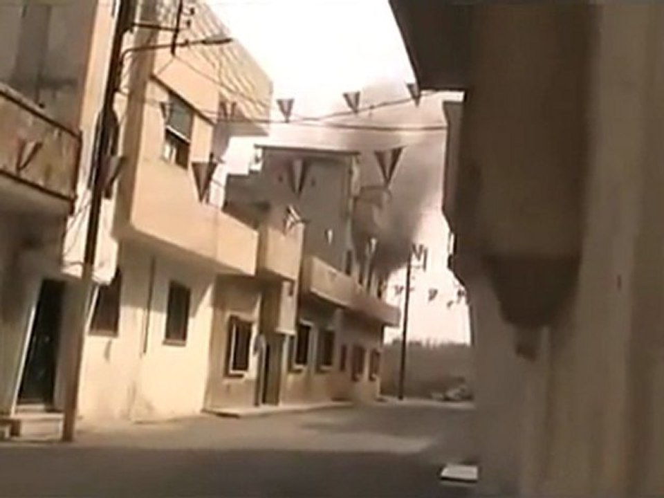 فري برس   حمص بابا عمرو قصف المنازل بشكل عشوائي وتصاعد أعمدة الدخان 14 11 2011 جـ4