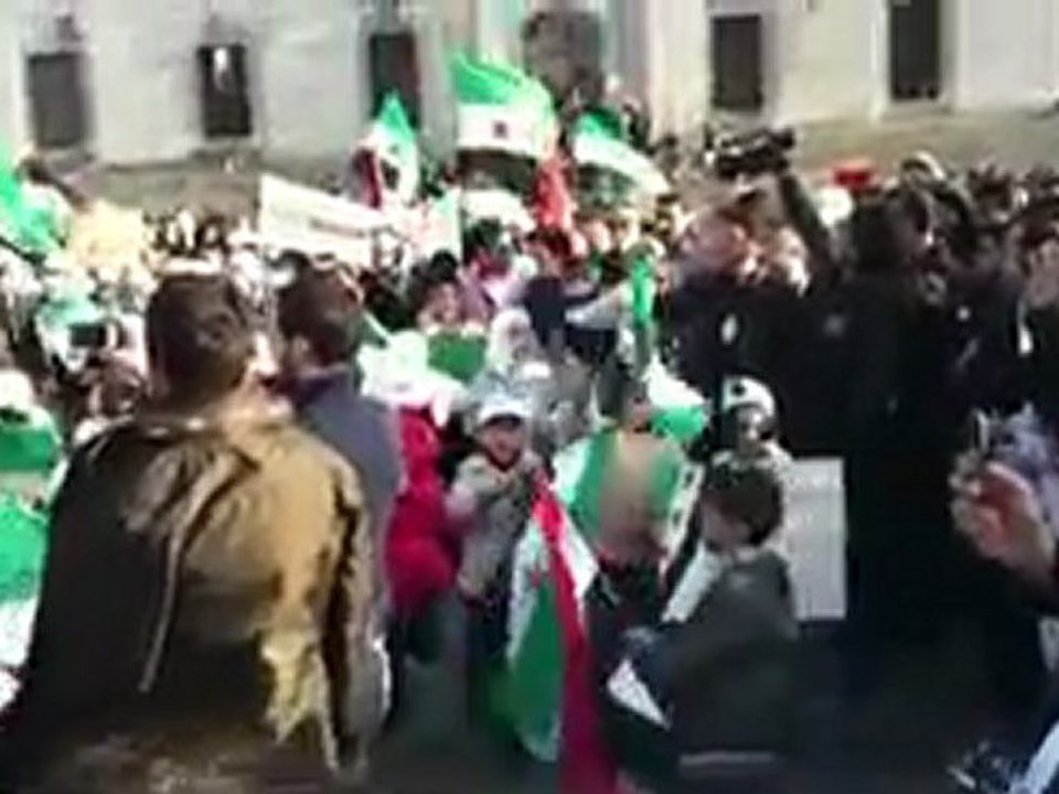 فري برس   مظاهرة اسطنبول وقفة العيد امام جامع يني جامع