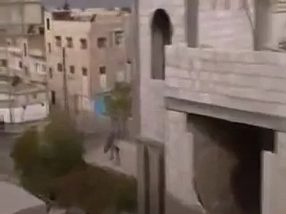 فري برس   باباعمرو عصبات الاسد تطلق النار ع الناس 16 11 2011