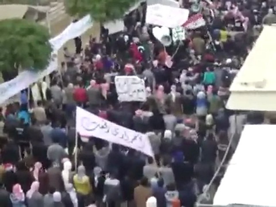 فري برس   تل رفعت مظاهرة حاشدة في اربعاء التآخي وردا على مسيرات التأييد المفبركة 16 11 2011