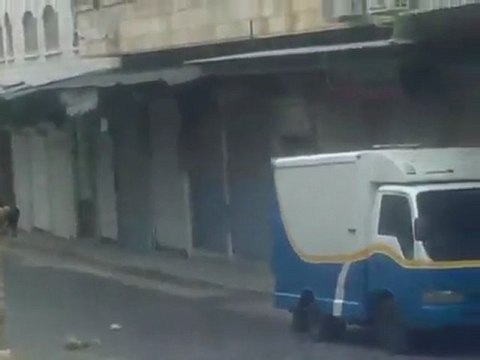 فري برس عصابات الامن والشبيحة يطلقون الرصاص على المتظاهرين في باب البلد 16 11 2011