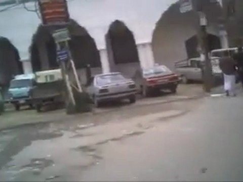 فري برس دمشق كفرسوسة سيارة الشرطة التي دهست المتظاهرين واوقعت اصابات بعد تمكن المتظاهرين منها جمعة طرد السفراء 18 11 2011