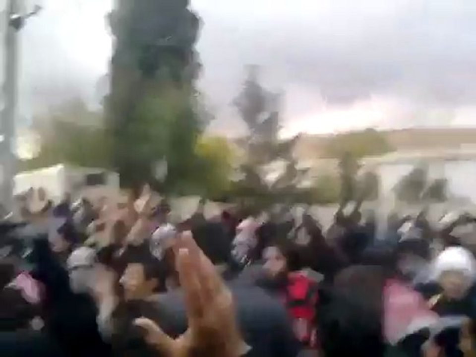 فري برس   ريف دمشق يبرود الجيش الحر يحمي المتظاهرين اثناء زفاف الشهيد خالد النمر 18 11 2011 ج1