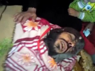 فري برس   القصير والدة وأخوات وأطفال الشهيد خالد خرما يودعونه ويدعون على آل الأسد ودعاء المظلوم لا يرد 21 11 2011