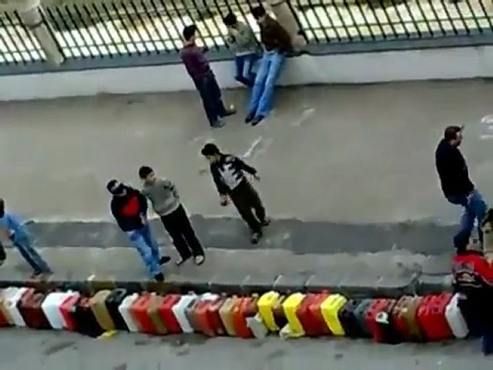 فري برس   حمص المحتلة حي الخضر   أزمة المازوت وسياسية النظام الفاشية في العقاب الجماعي  لكن لن نركع إلا لله 21 11 2011