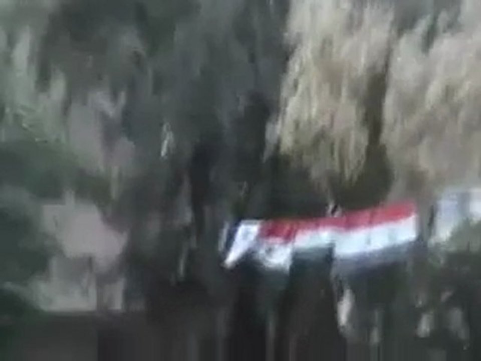 فري برس   حمص باب السباع احتراق منزل واطلاق النار على المنازل من حاجز الفرابي من كتائب بشار جراء خروج مظاهرة في الحي 21 11 2011