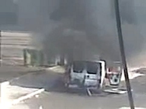 فري برس احد رجال الامن يطلق النار على سيارة االإسعاف لمنعها من نقل جرحى حي البياضة 23 11 2011