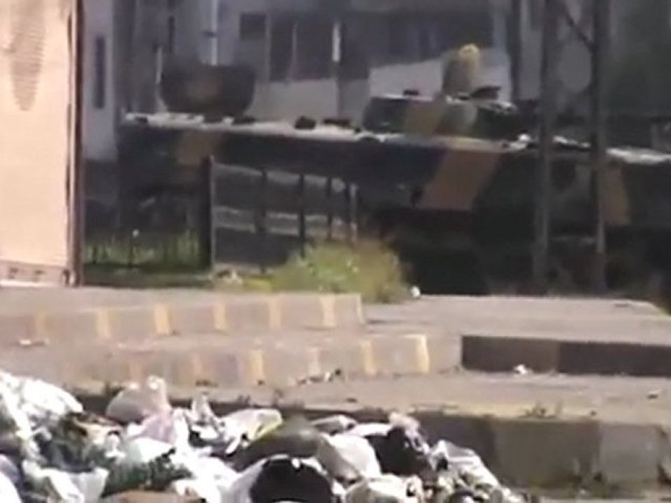 فري برس   حمص شارع القاهرة تمركز الدبابات 23 11 2011