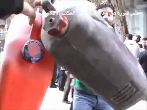 فري برس معاناة أهالي حمص من نقص المحروقات وأزمة المازوت تحت البرد القارص 22 11 2011