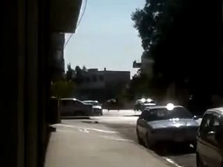 فري برس   الحمرا المدرعات تلاحق المتظاهرين  جمعة الجيش الحر يحميني 25 11 2011