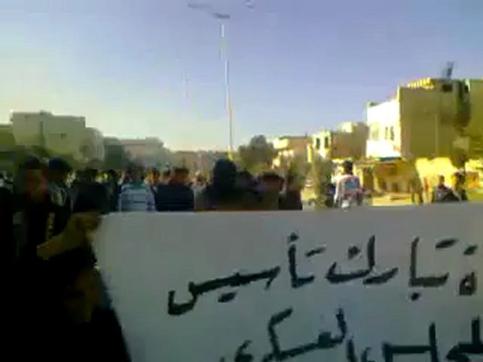 فري برس   حماة   لافتات المتظاهرين   جمعة الجيش الحر يحميني 25 11 2011