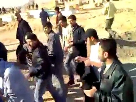 فري برس ديرالزور اصابة عدة نشامى اثناء تشيع الشهيد رائد خارووف بالرصاص الحي من قبل العصابات الاسدية 27 11 2011