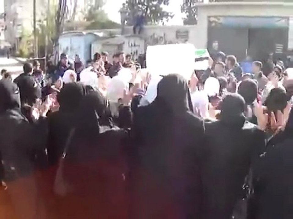 فري برس   ريف دمشق   مدينة سقبا   مظاهرة طلابية مع الحرائر 28 11 2011 ج2