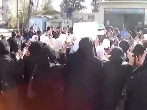فري برس ريف دمشق مدينة سقبا مظاهرة طلابية مع الحرائر 28 11 2011 ج2