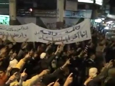 فري برس أهالي مدينة ادلب يعيدون قسم الالتزام بالثورة حتى النصر 28 11 2011