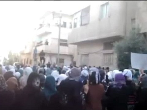 فري برس حمص المحتلة حرائر الوعر القديم وطفل يقود الحرائر في المظاهرة 1 12 2011