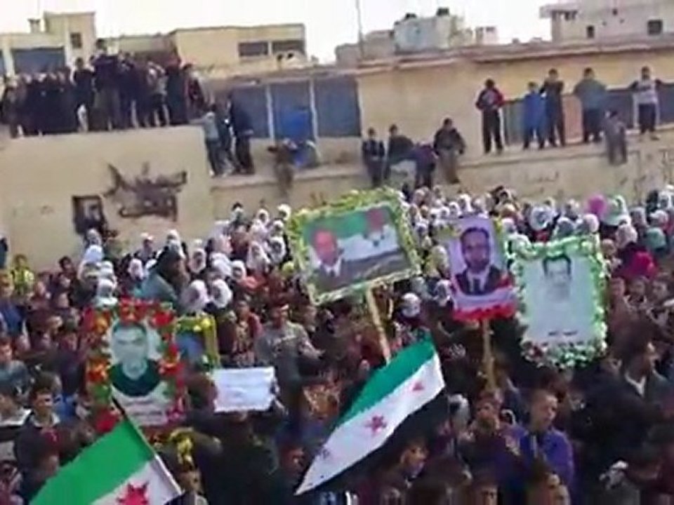 فري برس   مظاهرة طلابية حوران مدينة بصر الحرير الخميس 8 12 2011