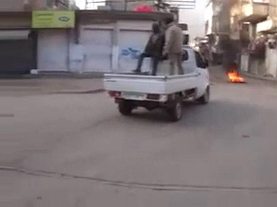 فري برس   ريف دمشق الزبداني  حرق الإطارات في صباح أحد إضراب الكرامة 11 12 2011 ج1