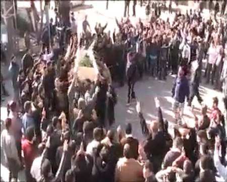 فري برس حمص حي الخالدية تشييع الشهيد الشاب محمد طه عبد المعطي وشاح برصاص الأمن قناصة با الرأس 13 12 2011 ج1