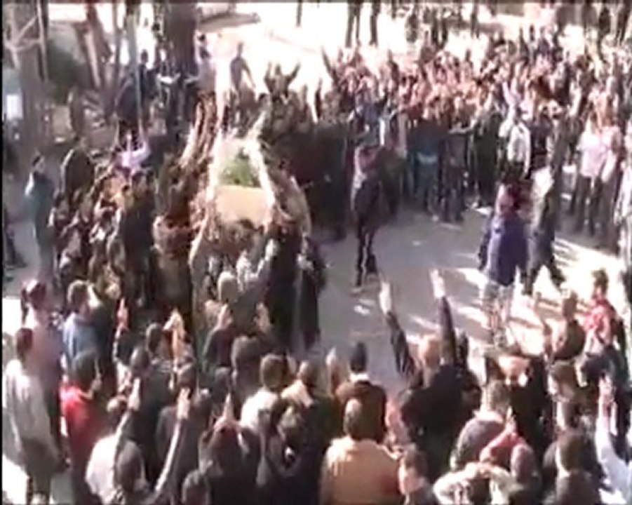 فري برس   حمص حي الخالدية تشييع الشهيد الشاب محمد طه عبد المعطي وشاح برصاص الأمن قناصة با الرأس 13 12 2011 ج1