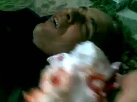 فري برس جثمان الشهيد غاندي محمد قطيبني الذي استهدف من قبل قناصة في عنقه 15 12 2011