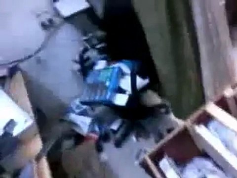 فري برس حماة تكسير ونهب المحلات مقابل مجمع الاسد الطبي 16 12 2011