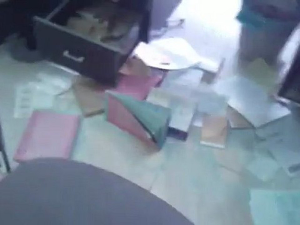 فري برس   ريف دمشق دوما هجوم العصابات الاسدية على المحلات لفك الإضراب