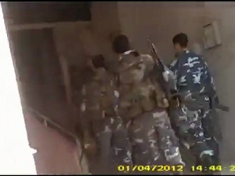 فري برس حماة احتلال قوات الامن ابنية سكنية في ساحة العاصي4 1 2012