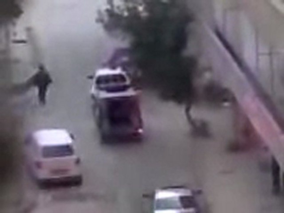 فري برس   قوات الأمن تقيم الحواجز كقطاع الطرق في شوارع المعضمية 11 1 2012