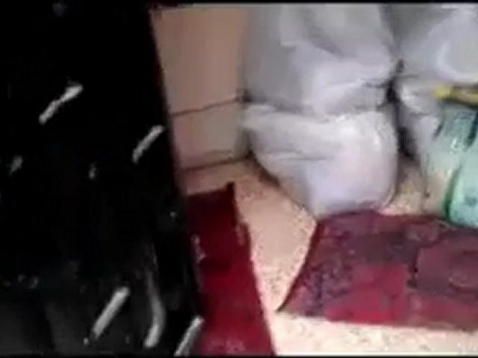 فري برس   حمص باب السباع دخول سيارة المساعدات الى الحي ليلا لمساعدة الاهالي رغم الحواجز 22 1 2012