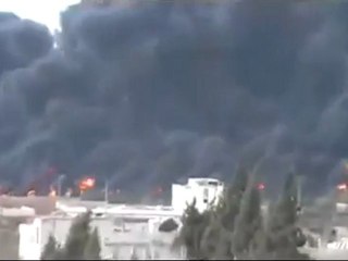 فري برس   باباعمرو  انفجار انبوب النفط و المدرعة التي قصفته 8 12 2011