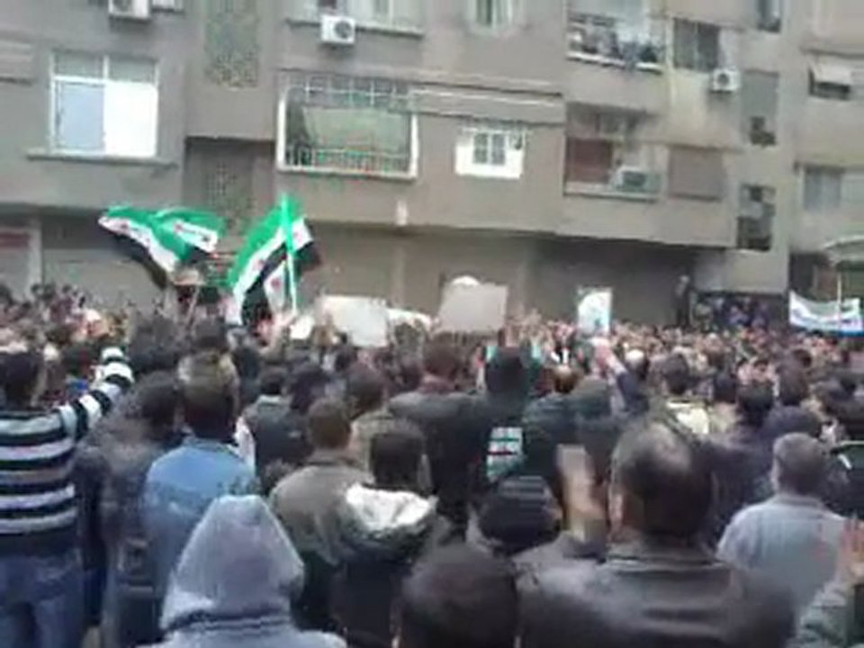 فري برس   ريف دمشق زملكا تشييع الشهيد المجند عرفان الكردي الذي قضى على يد عصابات الأسد لرفضه اطلاق النار على المدنين العزل في حماة 8 12 2011 ج5