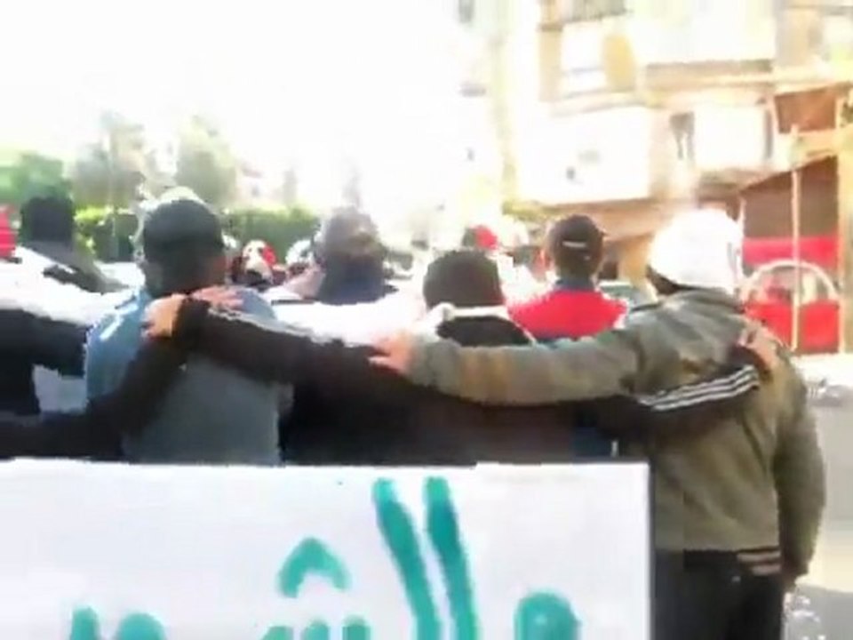 فري برس   اللاذقية   ماتت قلوب الجيش ماتت من النخوة 9 12 2011