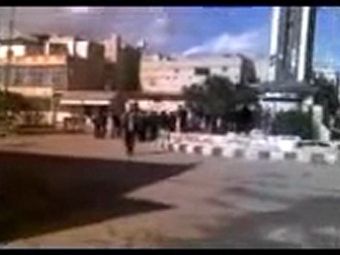 فري برس القصير اطلاق النار من مبنى البلدية على مظاهرة جامع رمزون أثناء عبورها الى باقي الجوامع وسقوط عدد من الجرحى 9 12 2011
