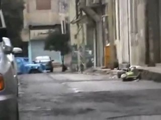 Скачать видео: فري برس   حمص جورة الشياح المدرعات تطلق النار على المظاهرة 9 12 2011