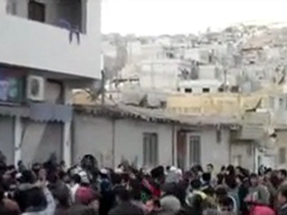 فري برس   مظاهرة حي برزة الدمشقي بشار زعيم عصابة 9 12 2011