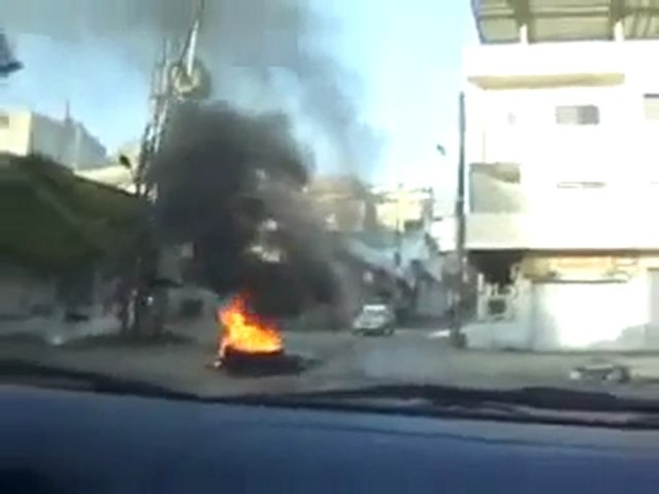 فري برس   ريف دمشق الزبداني  حرق الإطارات في صباح أحد إضراب الكرامة 11 12 2011 ج7