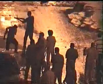 فري برس حمص حي الملعب واحد رمضان الامن واطلاق نار من البنادق الالية والروسيات وتصدي الابطال بمشهد بطولي بصدور عارية 1 8 2011