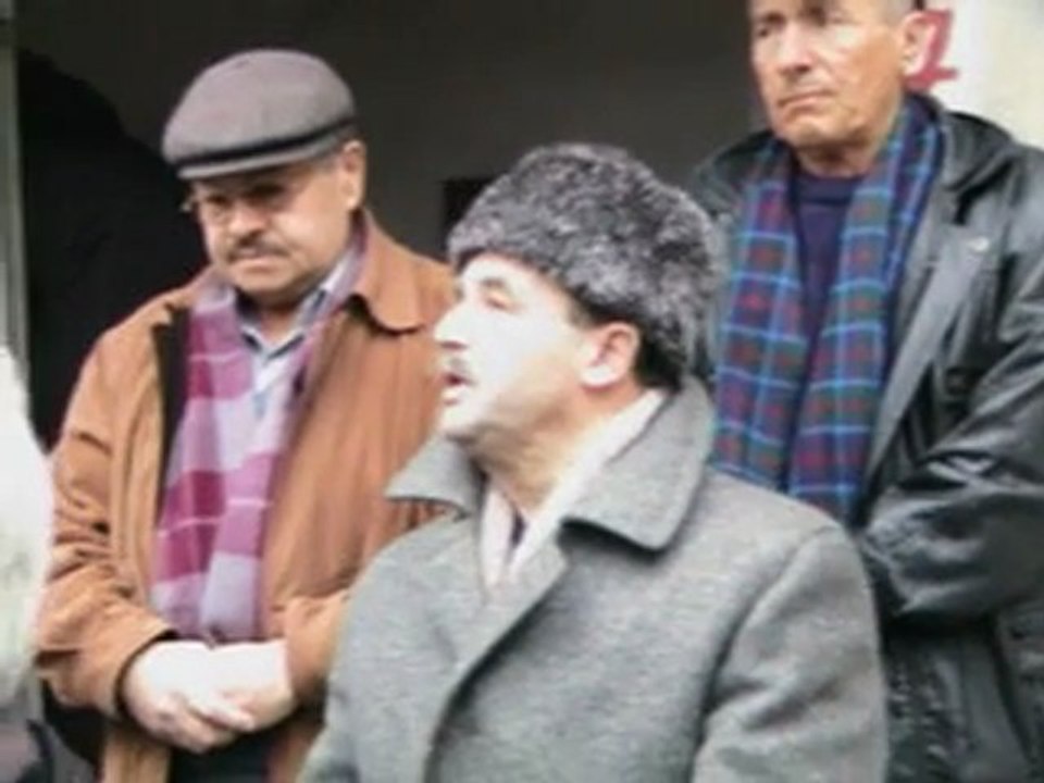 YEKTA KALAFATIN CENAZE EVİNİN ÖNÜNDE HELALLIK.