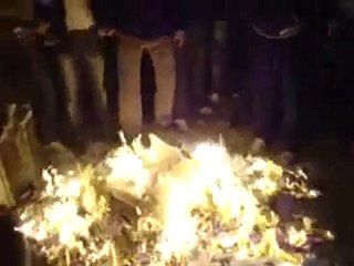 فري برس   احرار تل رفعت يحرقون صناديق الانتخابات 12 12 2011 ج1