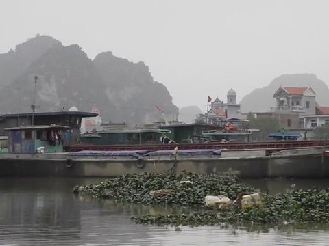 VIETNAM.Arrivée à Kehn Ga.Village de péniches.