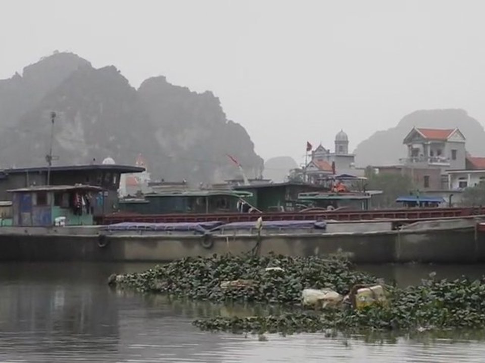 VIETNAM.Arrivée à Kehn Ga.Village de péniches.
