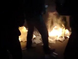 فري برس   احرار تل رفعت يحرقون صناديق الانتخابات 12 12 2011 ج2