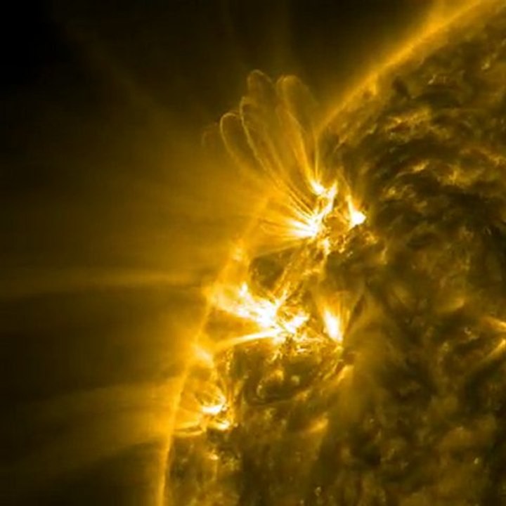 Boucle magnétique au-dessus du Soleil