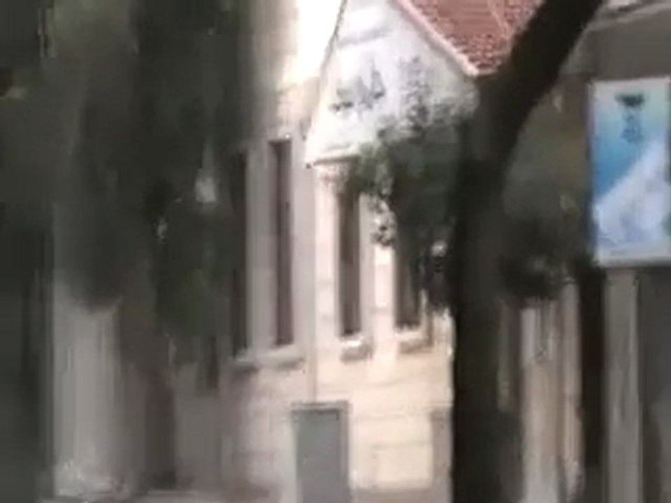 فري برس   حمص باب السباع دخول الجبش على الحي واطلاق نار وقذائف على المنازل وعلى مسجد عوف 13 12 2011