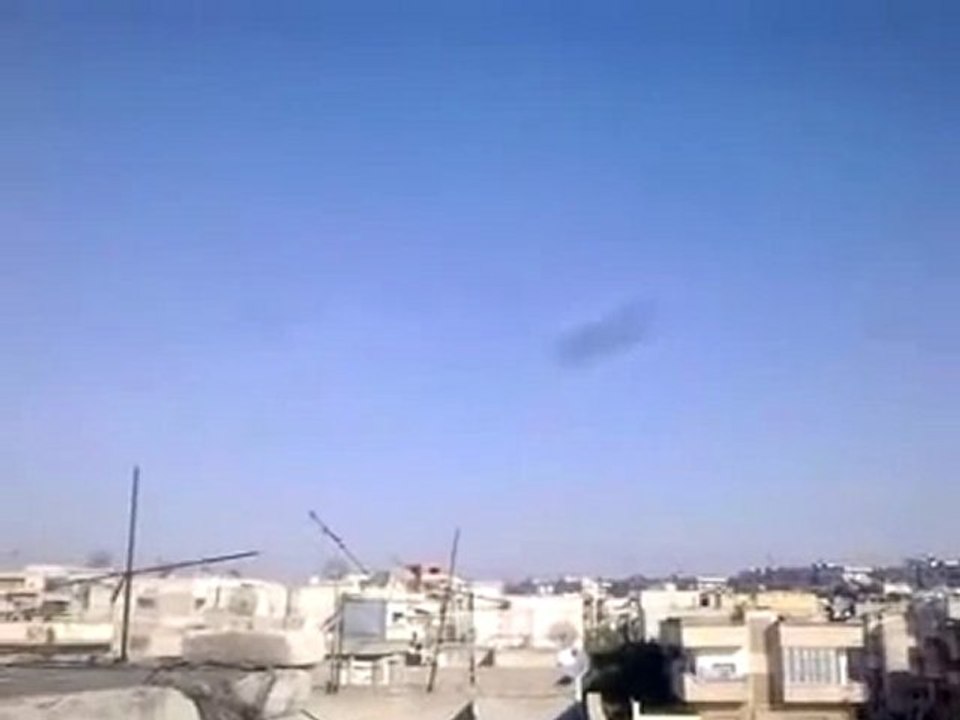 فري برس   حماة اصوات اطلاق النار في حي طريق حلب 16 12 2011